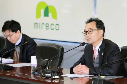24일 서울 수송동 석탄회관에서 열린 미국 태양광 세이프가드 조치 관련 민관 합동 대책회의에서 박원주 산업부 에너지자원실장(오른쪽)이 인사말을 하고 있다. <산업부 제공>